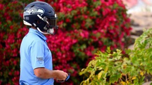 Joel Dahmen trug bei den Phoenix Open auf der berühmten 16. Spielbahn einen Football-Helm von ...