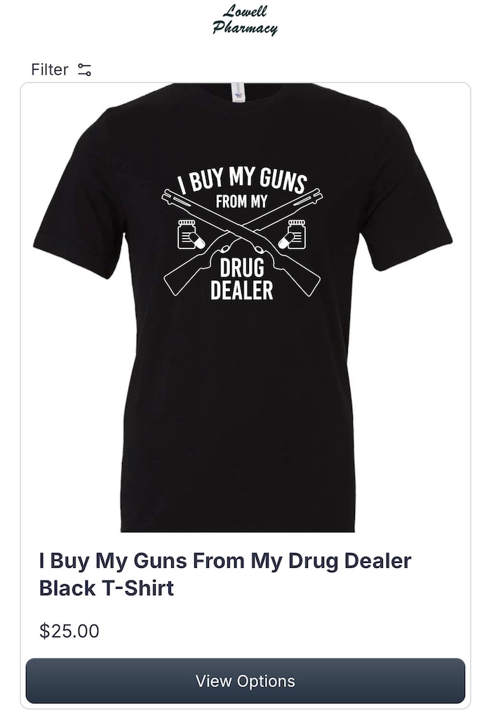 Online zu kaufen – T-Shirt mit der Aufschrift „ICH KAUFE MEINE WAFFEN BEI MEINEM DEALER“