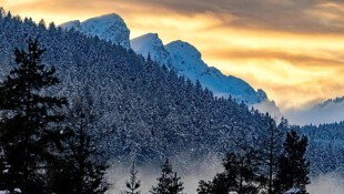 Selbst für erfahrene Skifahrer ist derzeit laut Bergrettung schwer zu erkennen, wo es abseits ...