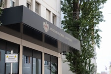 Die 32-jährige Gattin eines Wiener Rechtsanwalts sitzt aktuell in U-Haft. 