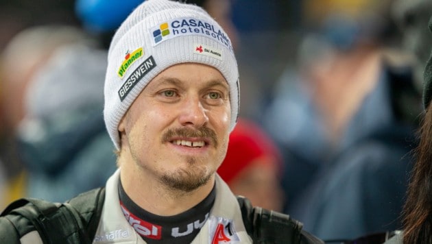 Manuel Feller greift im Slalom an.