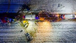 Beide Autos wurden in angrenzende Felder geschleudert