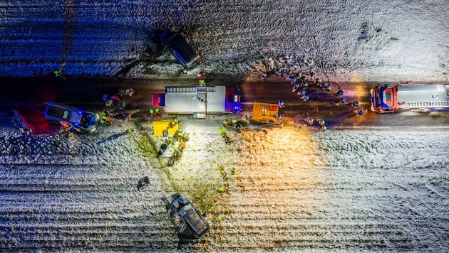 Beide Autos wurden in angrenzende Felder geschleudert