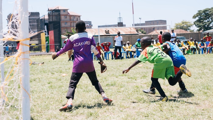 Die Acakoro Football Academy steht Mädchen und Buben offen.