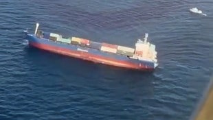 Seit dem Unglück am Wochenende hat sich ein großer Ölteppich gebildet, den die thailändische ...