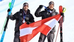 Vincent Kriechmayr (l.) und Manuel Feller (r.) rasten am Montag zur Silbermedaille.