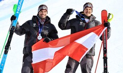 Vincent Kriechmayr (l.) und Manuel Feller (r.) rasten am Montag zur Silbermedaille.