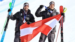 Vincent Kriechmayr (l.) und Manuel Feller (r.) rasten am Montag zur Silbermedaille.