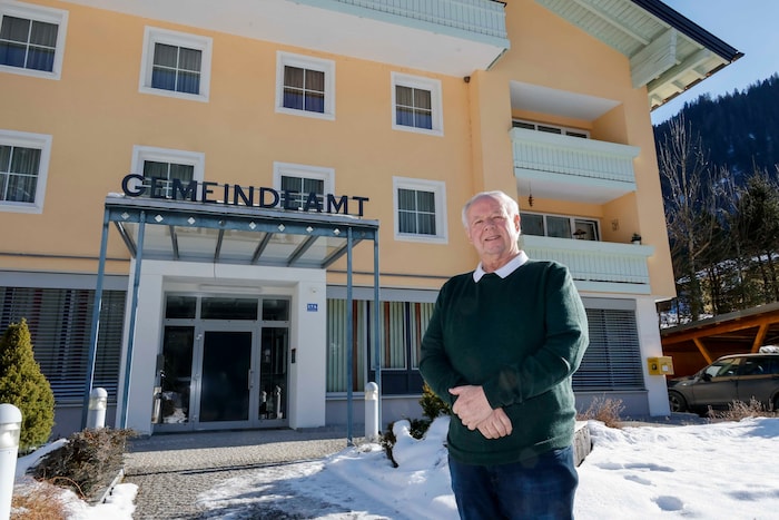 Der Bürgermeister vor dem Gemeindeamt von Untertauern.