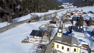 Links neben dem Zentrum von Untertauern verläuft die B99 nach Obertauern.