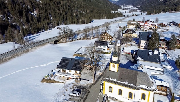 Links neben dem Zentrum von Untertauern verläuft die B99 nach Obertauern.