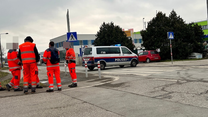Großaufgebot der Einsatzkräfte in Wien-Liesing. Angaben zum radioaktiven Objekt machen die ...
