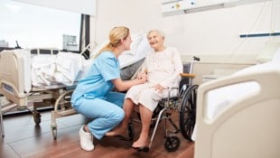 Lediglich ein Betrieb bietet derzeit in Kärnten die Lehre zur Pflegeassistenz an. Zwei weitere ...