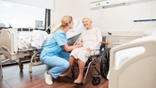 Lediglich ein Betrieb bietet derzeit in Kärnten die Lehre zur Pflegeassistenz an. Zwei weitere ...