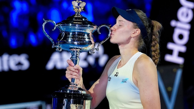 Holte bei den Australien Open die Siegtrophäe: Jelena Rybakina.