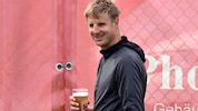 Prost! Ex-Profi Martin Hinteregger fühlt sich im Kärntner Fußball-Unterhaus wohl.