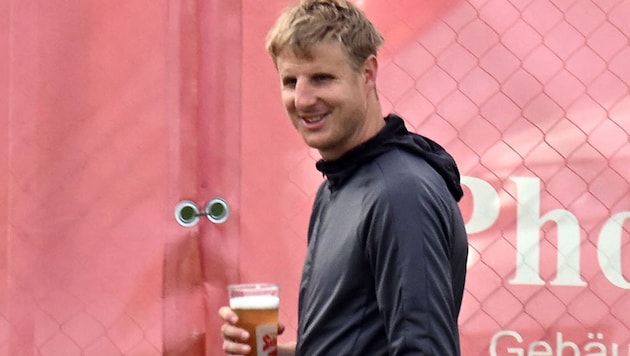 Prost! Ex-Profi Martin Hinteregger fühlt sich im Kärntner Fußball-Unterhaus wohl.