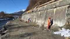 An der Stützmauer wird schon gearbeitet.