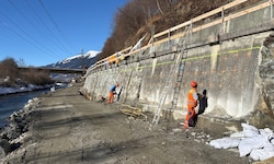 An der Stützmauer wird schon gearbeitet.