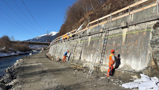 An der Stützmauer wird schon gearbeitet.