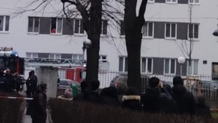 20 Bewohner eines Gemeindebaus wurden nach einer Explosion in einer Wohnung evakuiert – eine ...