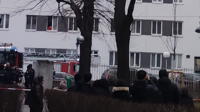 20 Bewohner eines Gemeindebaus wurden nach einer Explosion in einer Wohnung evakuiert und durch ...