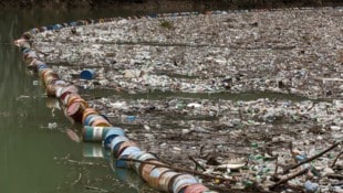 Im Drina Fluss in Bosnien schwimmt ein ganzer Teppich aus Müll.