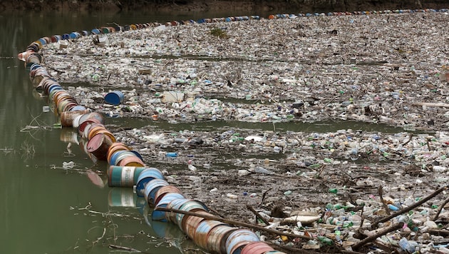 Im Drina Fluss in Bosnien schwimmt ein ganzer Teppich aus Müll.