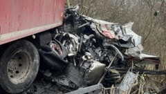 Für die Bergung des schwer beschädigten Lkw wurde ein Bergeunternehmen angefordert.