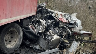Für die Bergung des schwer beschädigten Lkw wurde ein Bergeunternehmen angefordert.
