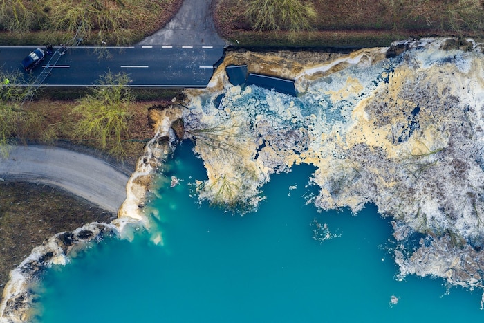 Dort, wo einst die Straße war, klafft jetzt ein riesiges Loch.