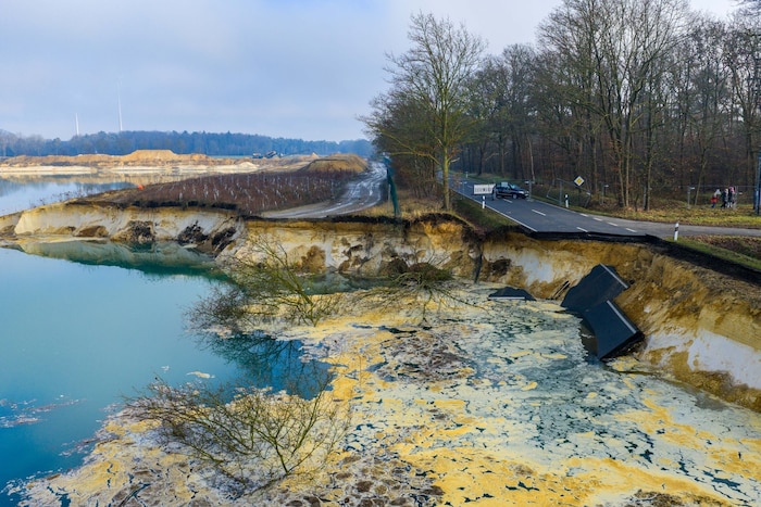 80 Meter der Straße versanken im Wasser.