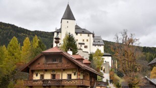 Die mächtige Burg thront über dem historischen Ortskern von Mauterndorf. Die Römerstraße führte ...