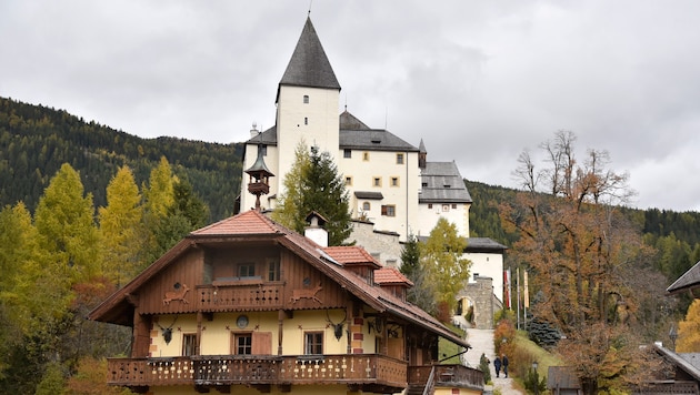 Die mächtige Burg thront über dem historischen Ortskern von Mauterndorf. Die Römerstraße führte ...