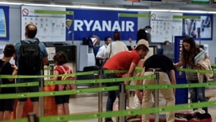 Bei einem Ryanair-Check-in in Spanien ist ein Südamerikaner, dessen Handgepäck zu groß war, ...
