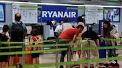 Bei einem Ryanair-Check-in in Spanien ist ein Südamerikaner, dessen Handgepäck zu groß war, ...