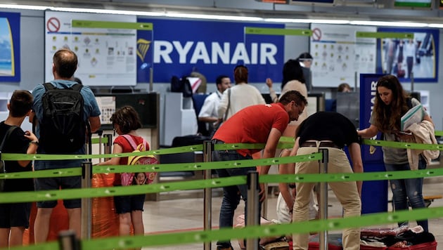 Bei einem Ryanair-Check-in in Spanien ist ein Südamerikaner, dessen Handgepäck zu groß war, ...