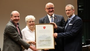 Bürgermeister Klaus Glanznig (Zweiter von rechts) erhielt die Ehrenbürgerschaft.