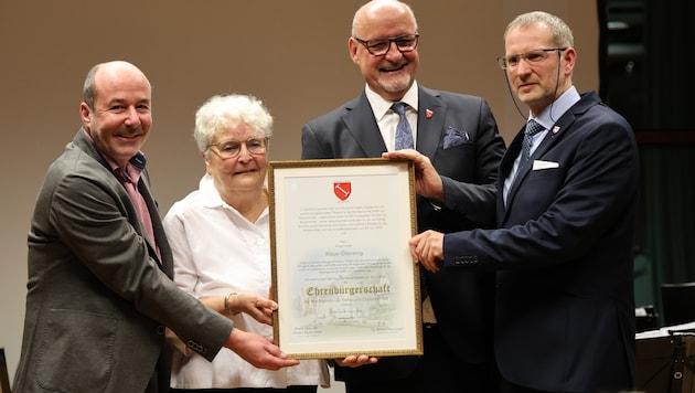 Bürgermeister Klaus Glanznig (Zweiter von rechts) erhielt die Ehrenbürgerschaft.