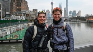 Von links: Benjamin Humblot und Loïc Voisot haben fast 13.000 Kilometer zu Fuß zurückgelegt und ...
