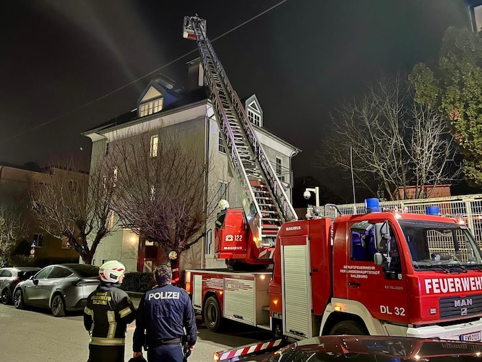 Auf dieses Gebäude soll der Mann geflohen sein – die Feuerwehr leistete Einsatzhilfe.