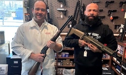 Apotheker John Lykins verkauft neben Pillen auch Waffen.