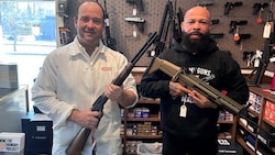 Apotheker John Lykins verkauft neben Pillen auch Waffen.