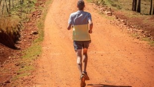 Andreas Vojta im Staub von Kenia.