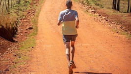 Andreas Vojta im Staub von Kenia.