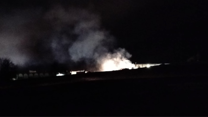 Ein Zeuge filmte den Brand aus der Entfernung.