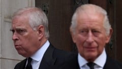 Von links: Andrew Mountbatten-Windsor und sein Bruder König Charles III.