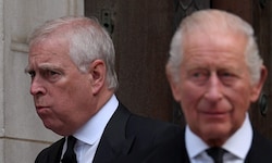 Von links: Andrew Mountbatten-Windsor und sein Bruder König Charles III.