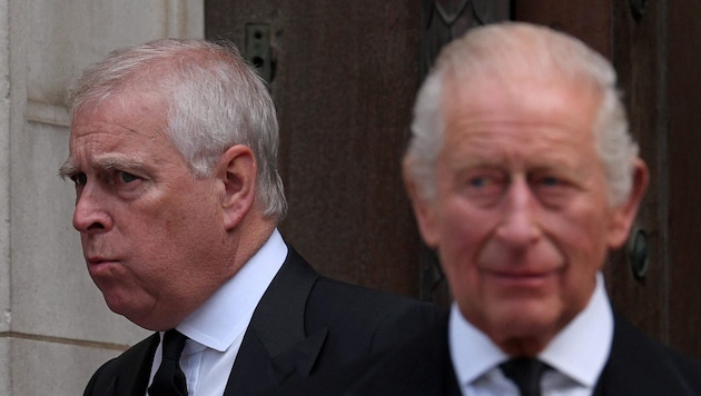 Von links: Andrew Mountbatten-Windsor und sein Bruder König Charles III.