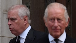 Von links: Andrew Mountbatten-Windsor und sein Bruder König Charles III.
